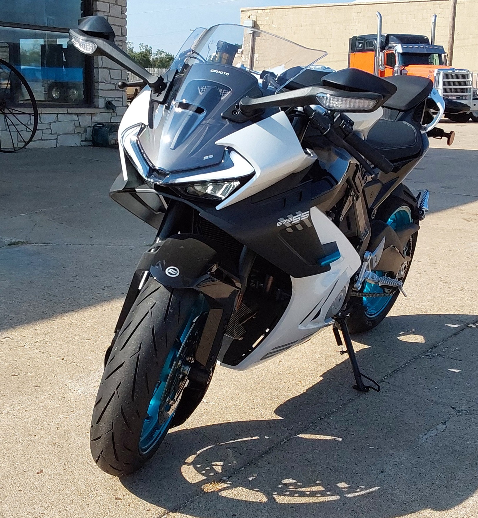 2026 CFMOTO 675SS Motorcycle / Scooter